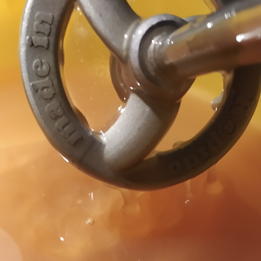 Simsalasumm-Honig-aus-Nippes-wird-geruehrt